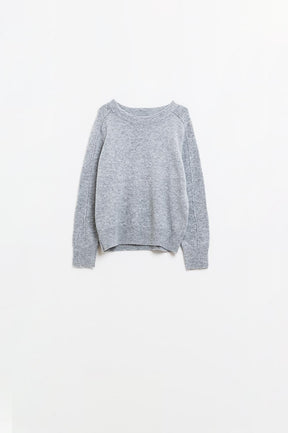 Q2 Maglione grigio a girocollo con dettaglio di cucitura sulla manica