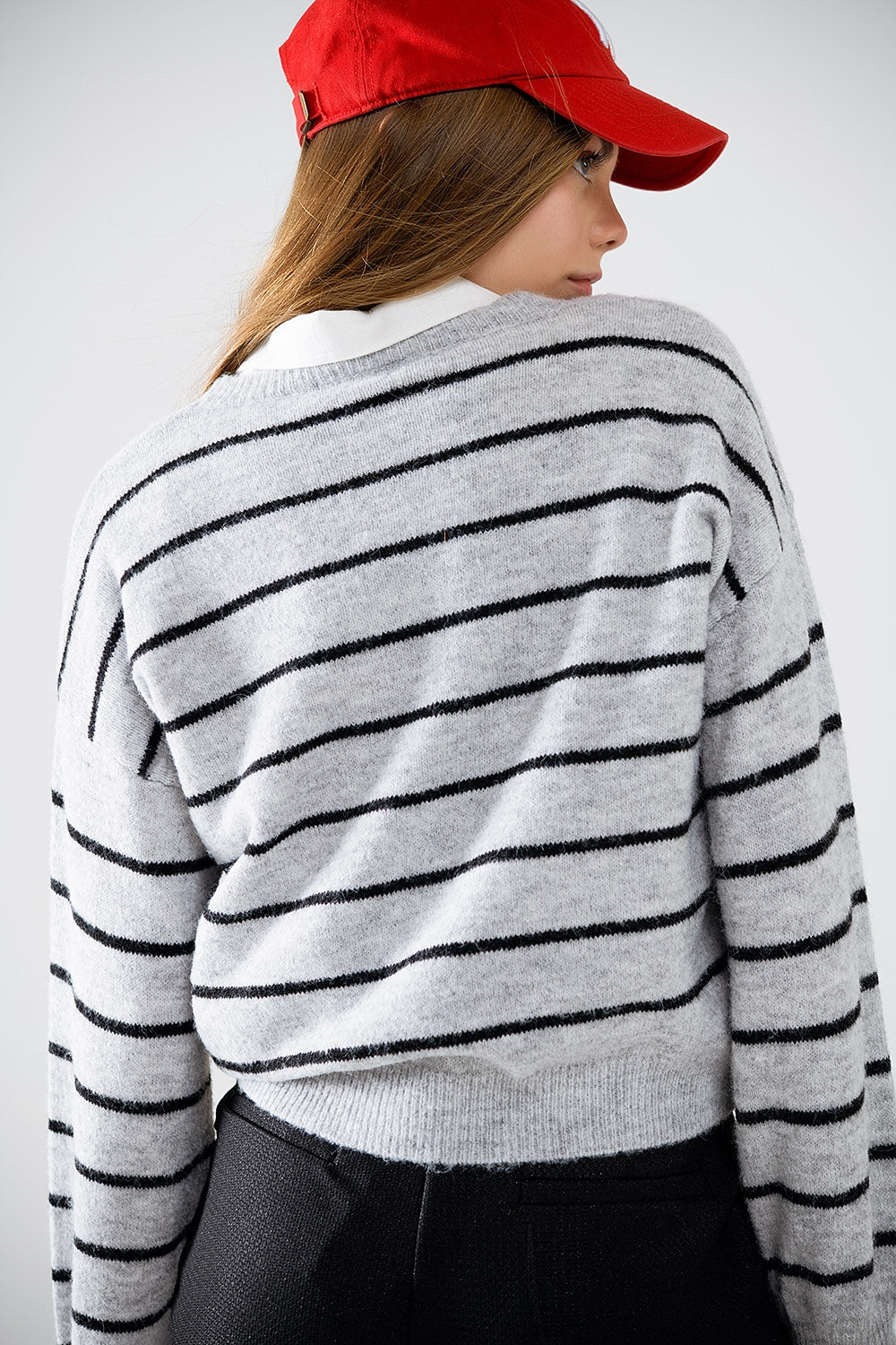 Maglione grigio a righe con dettaglio cuore rosso
