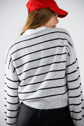 Maglione grigio a righe con dettaglio cuore rosso