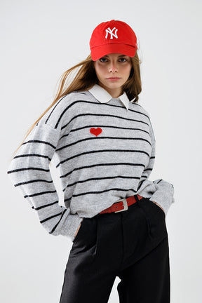Q2 Maglione grigio a righe con dettaglio cuore rosso