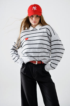 Maglione grigio a righe con dettaglio cuore rosso