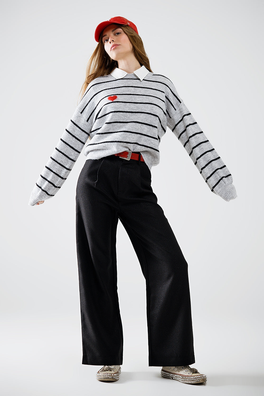 Maglione grigio a righe con dettaglio cuore rosso