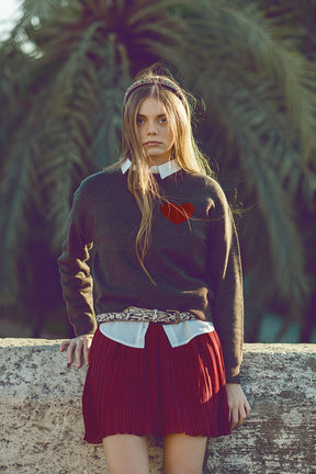 maglione grigio carbone con dettaglio cuore rosso
