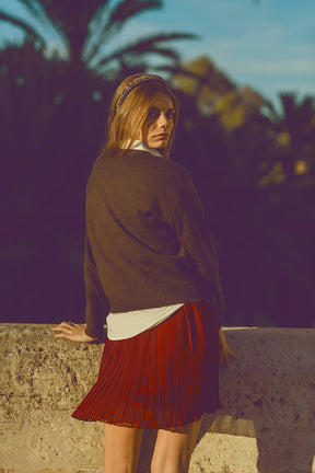 maglione grigio carbone con dettaglio cuore rosso