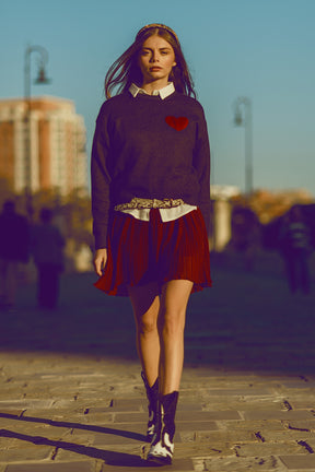 maglione grigio carbone con dettaglio cuore rosso