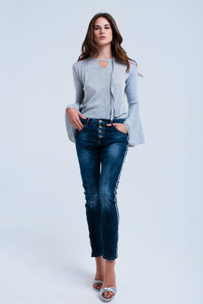 Maglione grigio con maniche a campana