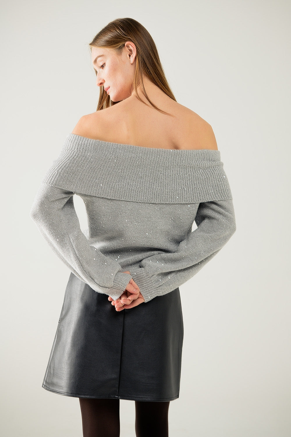 Maglione grigio con scollo a barca e paillettes