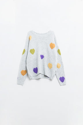 Maglione grigio con scollo a barca e stampa a cuore