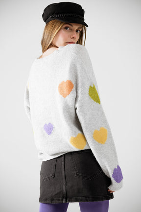 Maglione grigio con scollo a barca e stampa a cuore