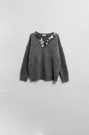 Maglione grigio con scollo a V e dettagli in paillettes