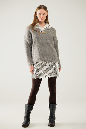 Maglione grigio con scollo a V e dettagli in paillettes