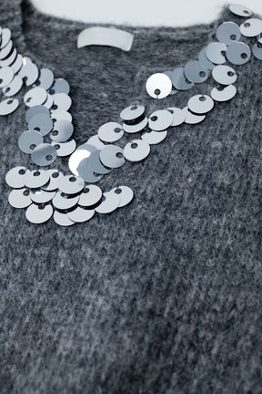 Maglione grigio con scollo a V e dettagli in paillettes