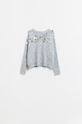 Q2 Maglione grigio in maglia morbida con grandi dettagli in paillettes