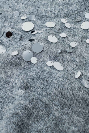 Maglione grigio in maglia morbida con grandi dettagli in paillettes