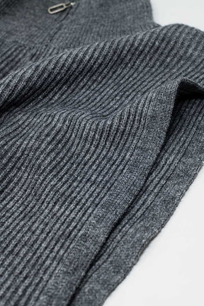 Maglione grigio senza maniche a collo alto con chiusura a zip
