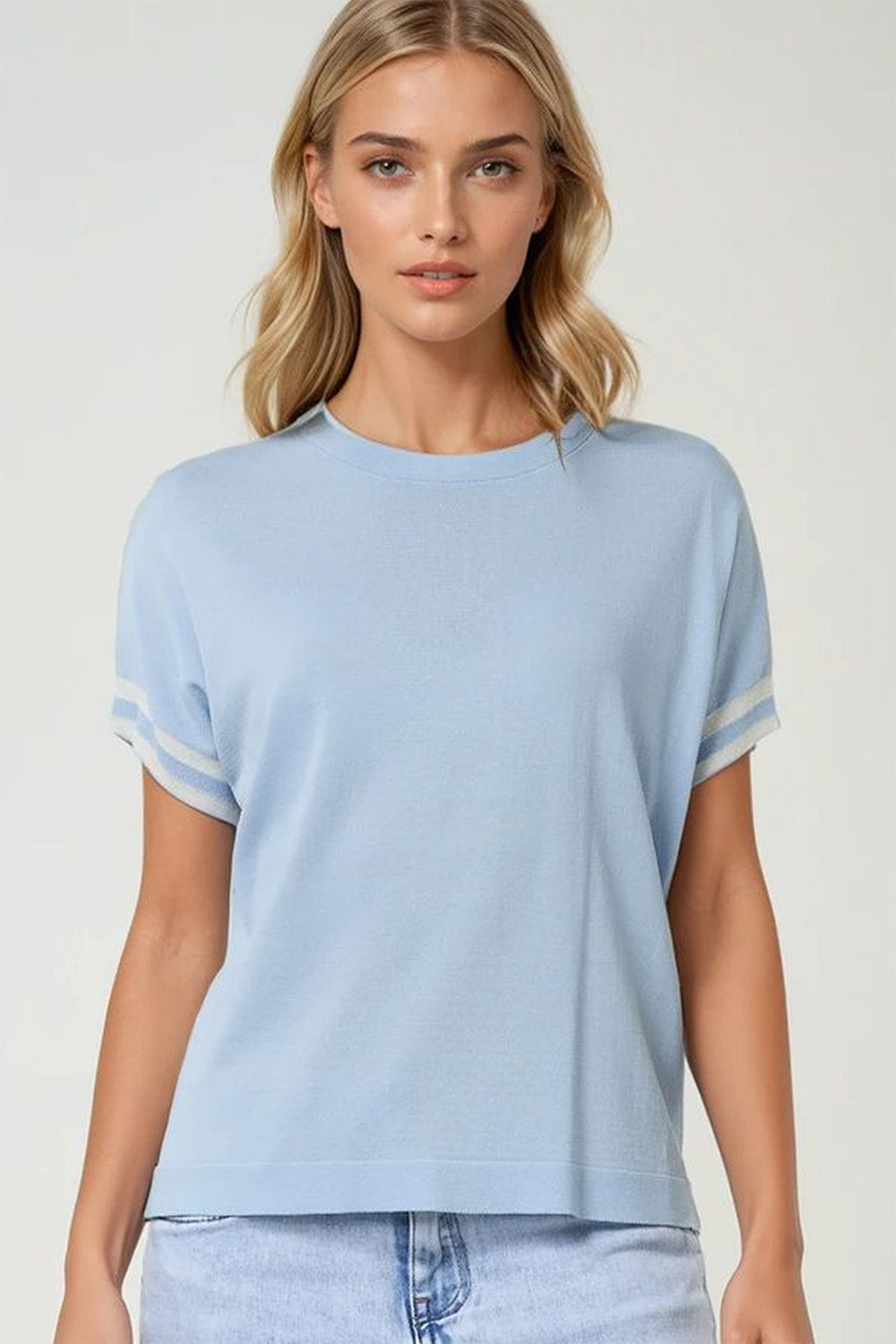 Q2 Maglione in azzurro con dettagli a contrasto bianchi