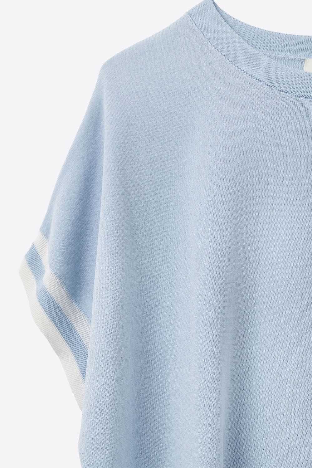 Maglione in azzurro con dettagli a contrasto bianchi