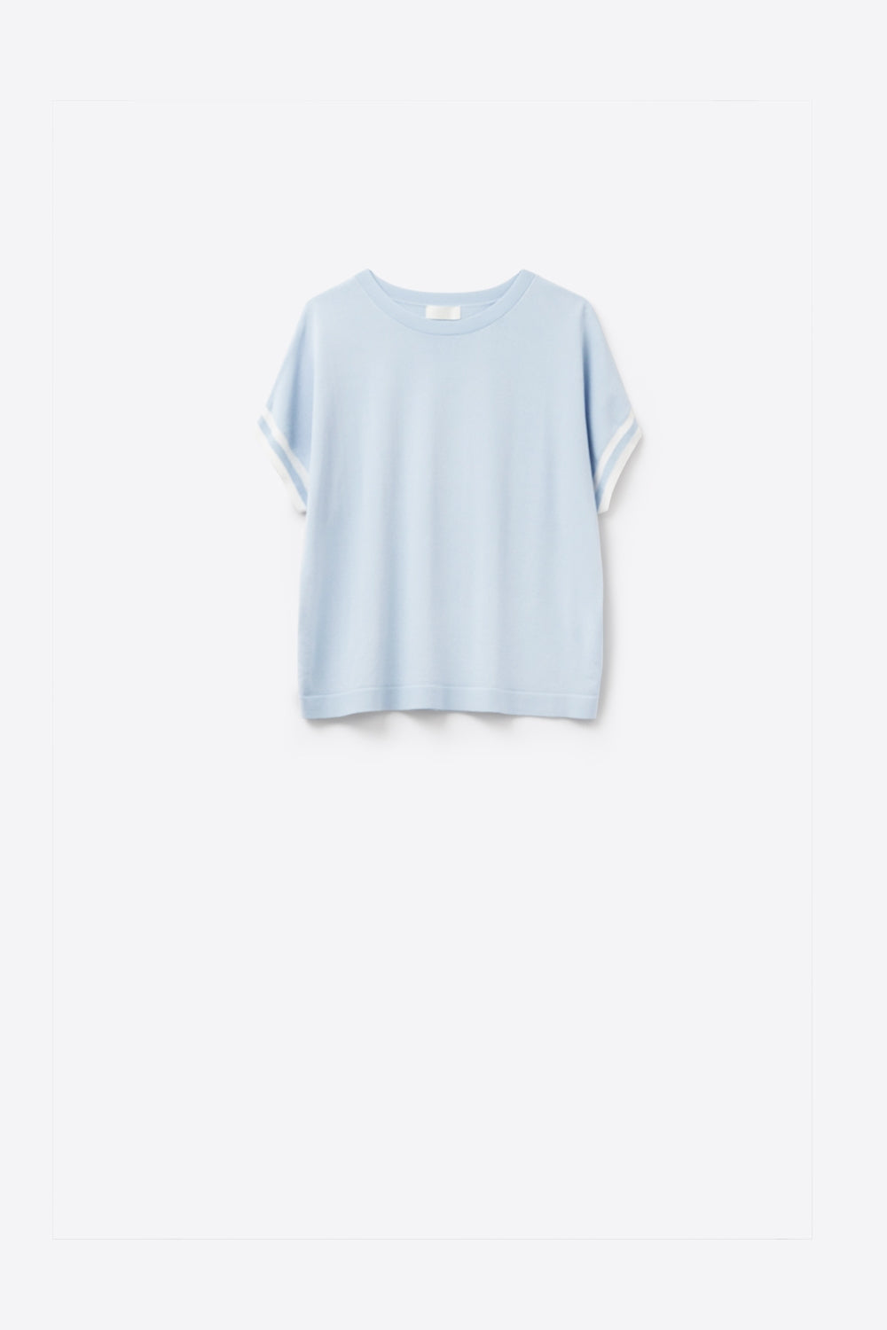 Maglione in azzurro con dettagli a contrasto bianchi