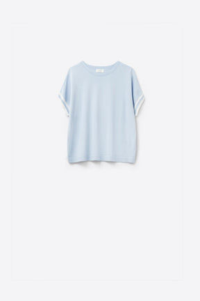Maglione in azzurro con dettagli a contrasto bianchi