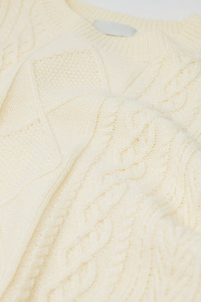 Maglione in maglia morbida color crema con motivo a cavi