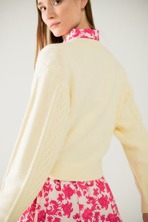Maglione in maglia morbida color crema con motivo a cavi