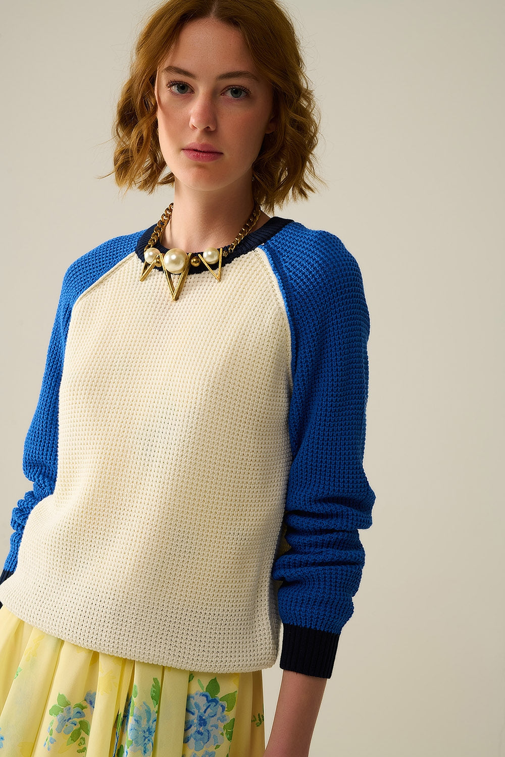 Q2 maglione lavorato a maglia a punto muschio con maniche a contrasto in blu
