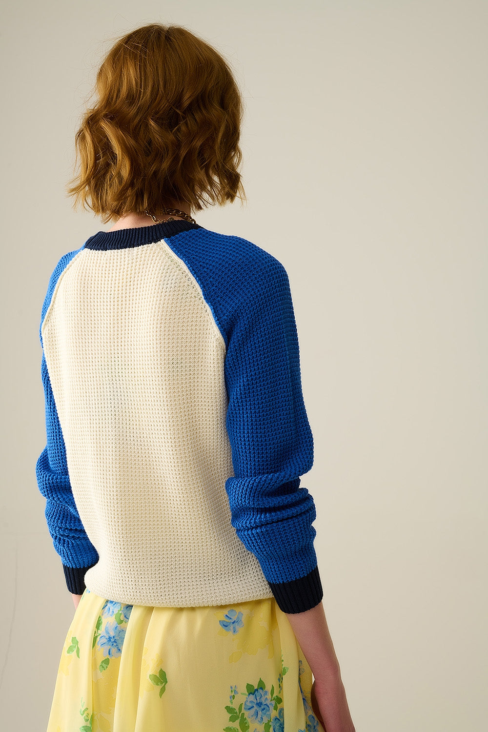 maglione lavorato a maglia a punto muschio con maniche a contrasto in blu
