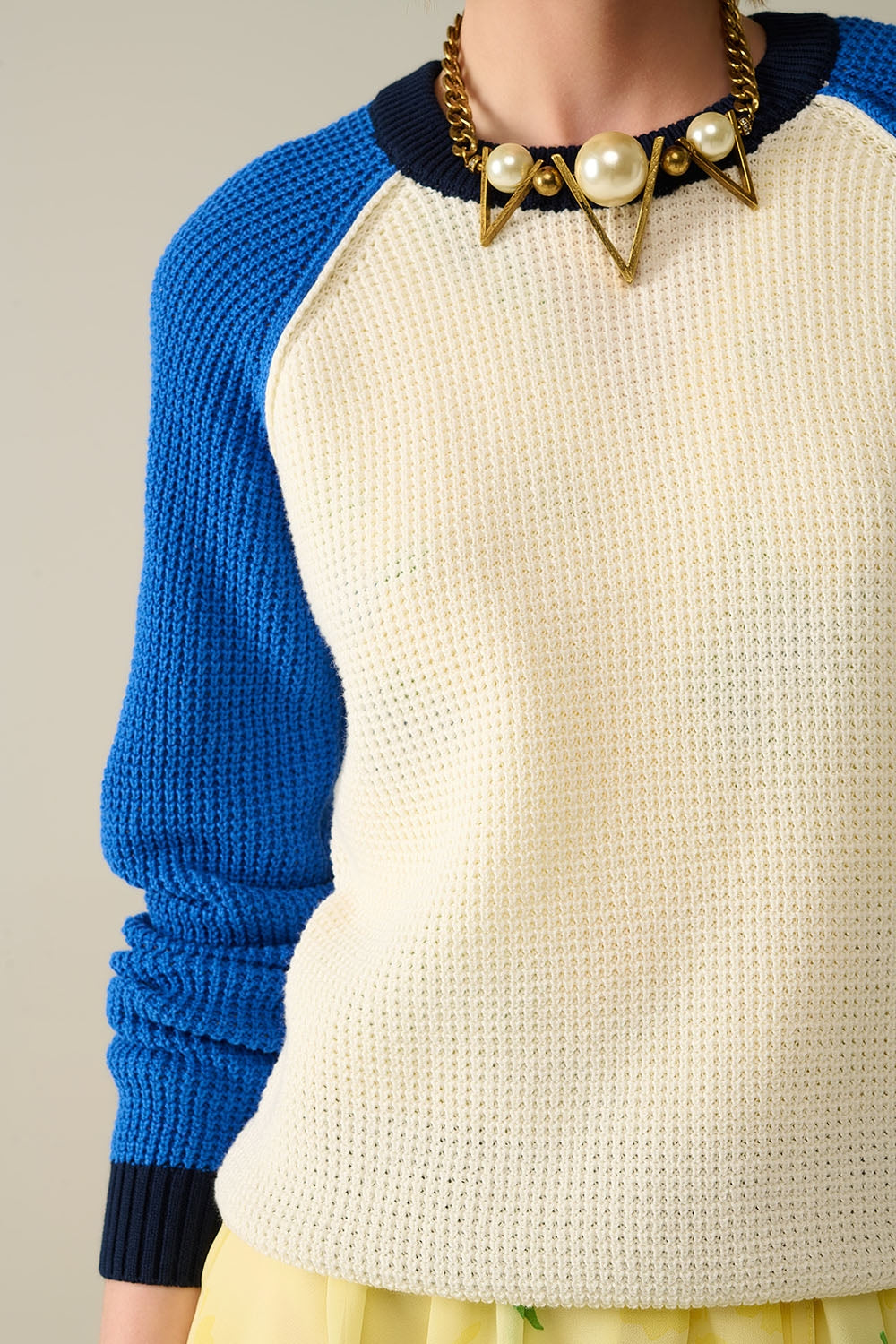 maglione lavorato a maglia a punto muschio con maniche a contrasto in blu
