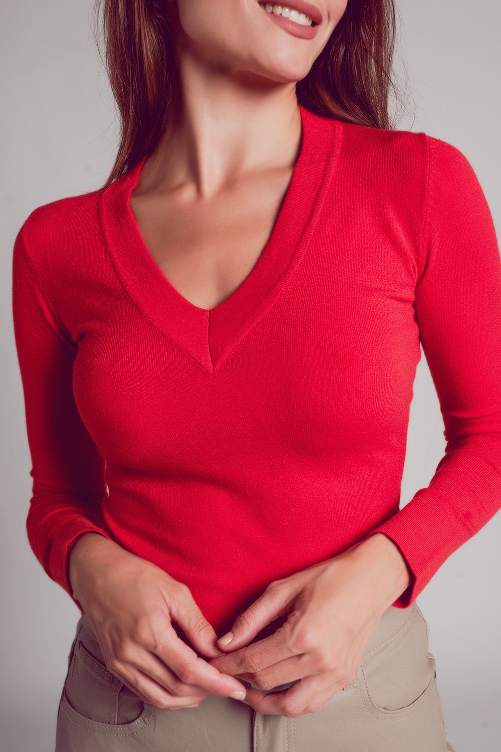 Maglione lavorato in maglia fine rossa con scollo V