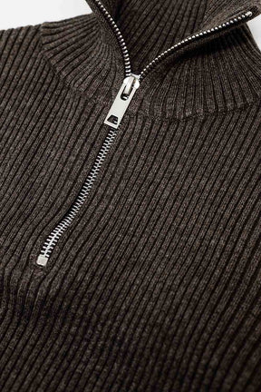 Maglione marrone a coste con chiusura a zip