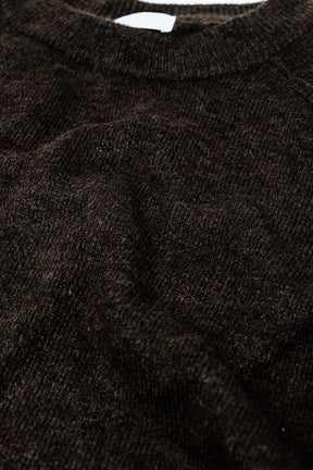Maglione marrone a girocollo con dettaglio di cucitura sulla manica