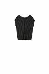 Q2 Maglione nero a coste sottili con scollo a barca