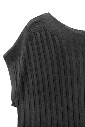 Maglione nero a coste sottili con scollo a barca