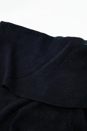 maglione nero a maglia fine con ampio collo a barca