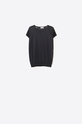 Q2 Maglione nero a maniche corte a coste con maglia sulle spalle