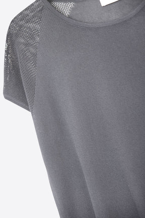 Maglione nero a maniche corte a coste con maglia sulle spalle