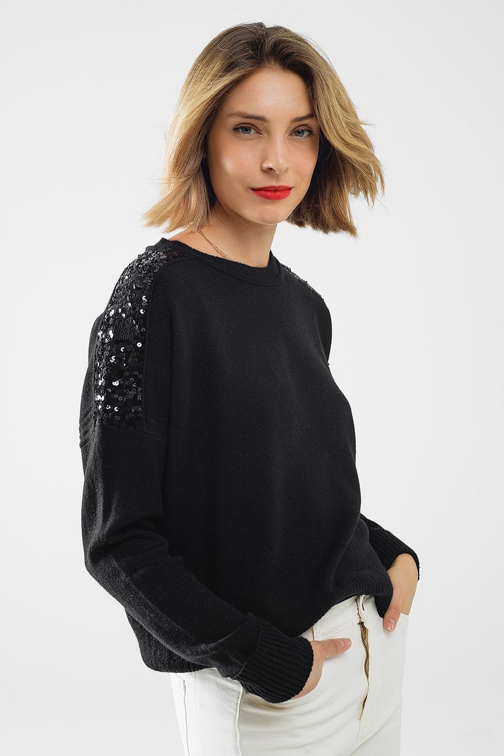 Maglione nero a maniche lunghe con paillettes sulle spalle