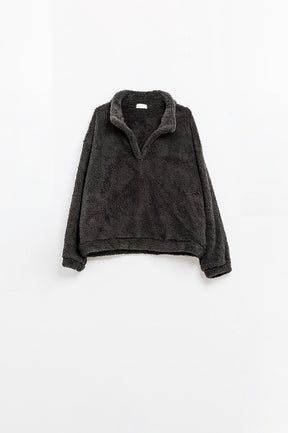 Q2 Maglione nero con scollo a V