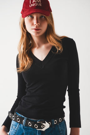Q2 Maglione nero in maglia fine con scollo a V