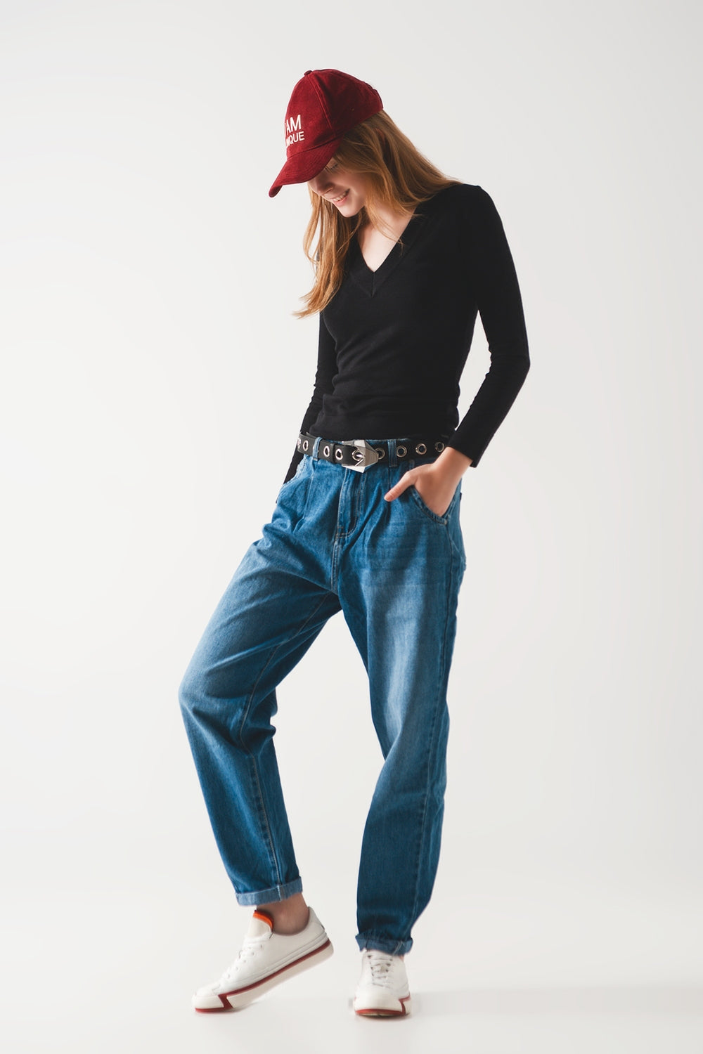 Maglione nero in maglia fine con scollo a V