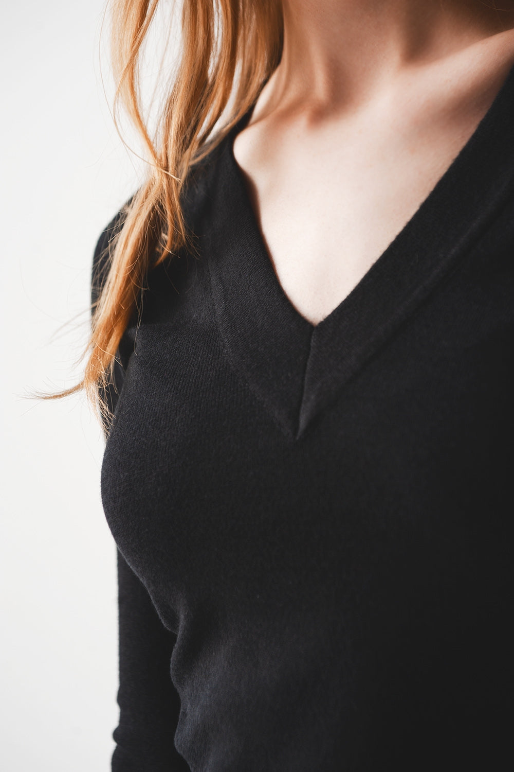 Maglione nero in maglia fine con scollo a V