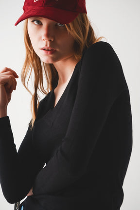 Maglione nero in maglia fine con scollo a V