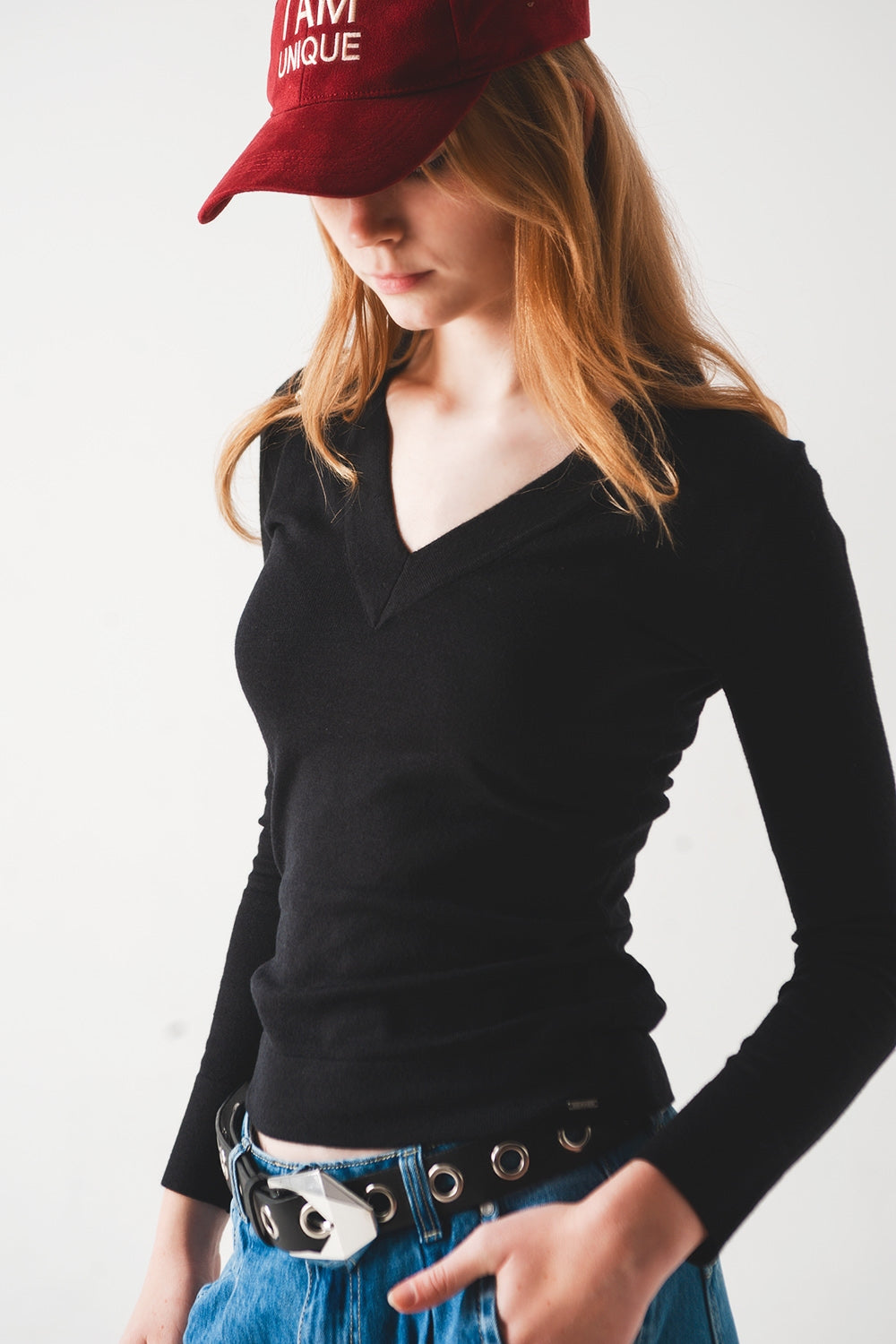 Maglione nero in maglia fine con scollo a V
