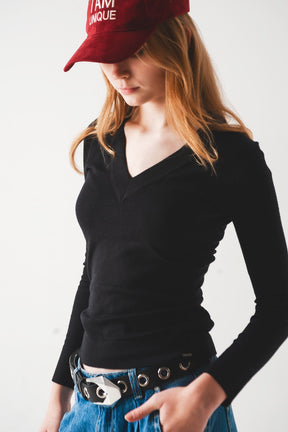 Maglione nero in maglia fine con scollo a V