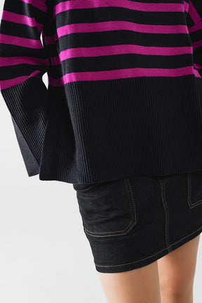 Maglione oversize a collo alto color navy con righe fucsia e spacchetti laterali