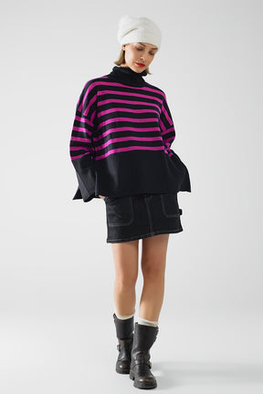 Maglione oversize a collo alto color navy con righe fucsia e spacchetti laterali