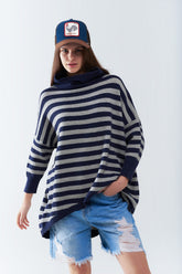 Q2 Maglione oversize a collo alto con ali di pipistrello e strisce in blu navy e grigio