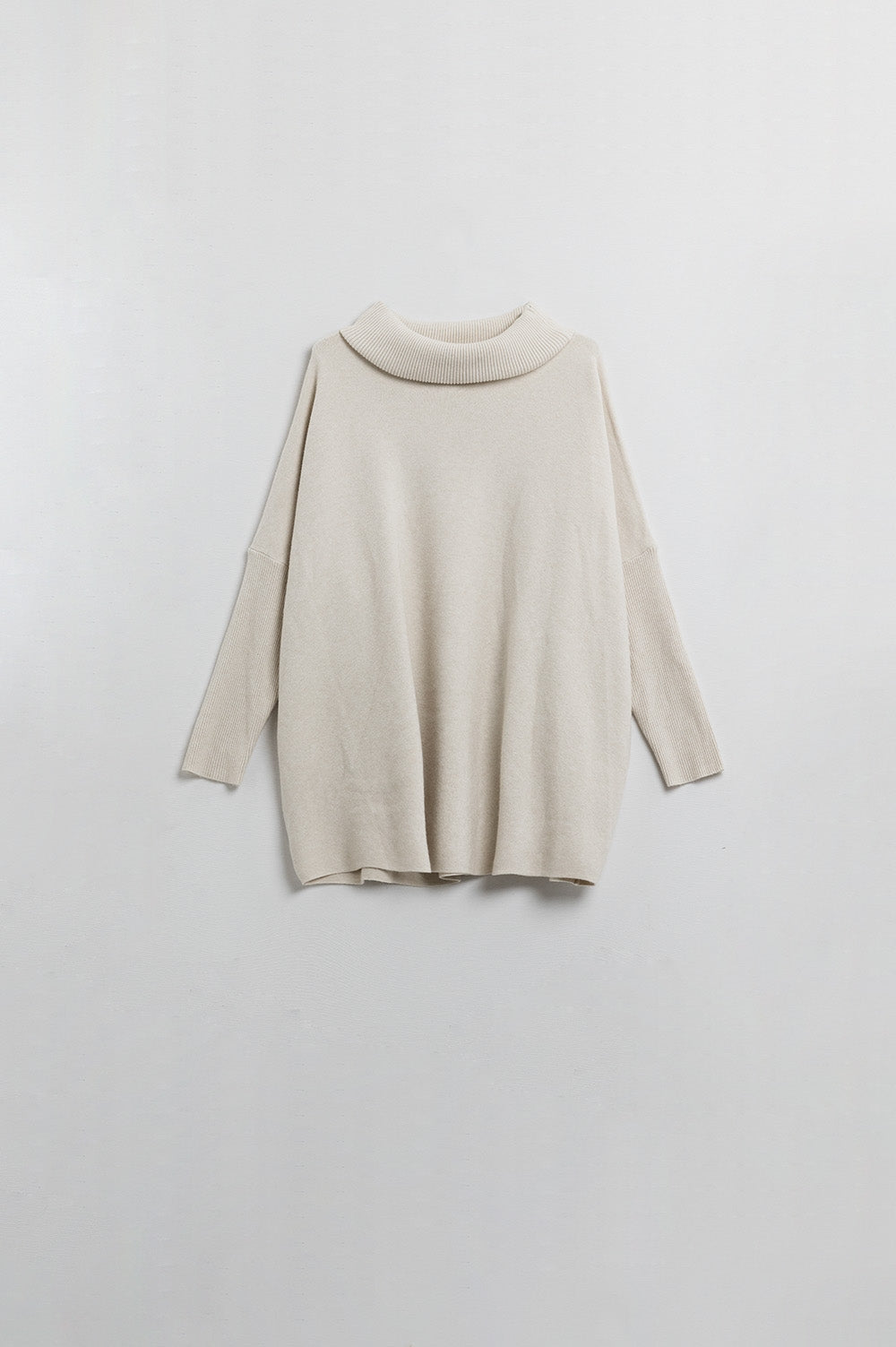 Q2 maglione oversize beige con maniche a costine aderenti