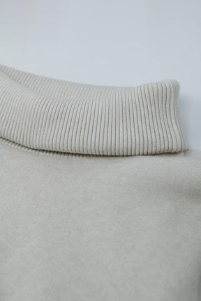 maglione oversize beige con maniche a costine aderenti