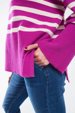 Maglione oversize fucsia a collo alto con righe bianche e spacchi laterali